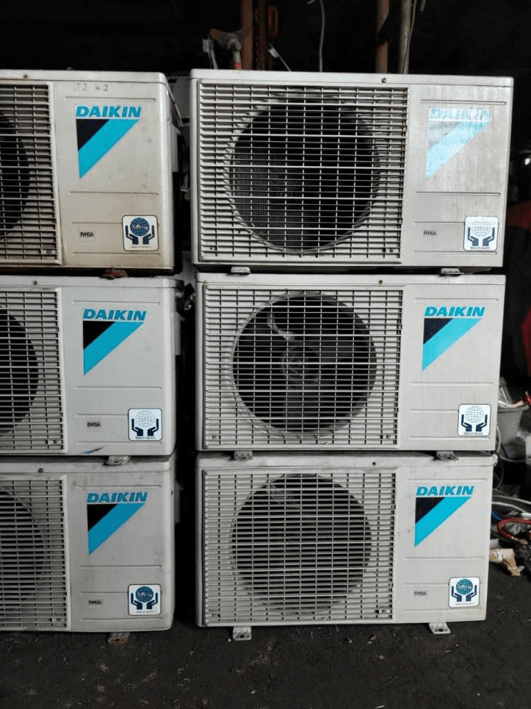 Tim profesional membongkar AC di lokasi